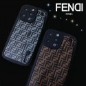 FENDI アイフォン14/13Proスマホケース 落下防止 ベルト付き フェンディ iPhone13pro maxケースブランド オシャレ 浮彫FF柄 IPHONE12pro max/12カバー 滑り止め iphone11pro maxケース ソフト 衝撃吸収 メンズ レディース