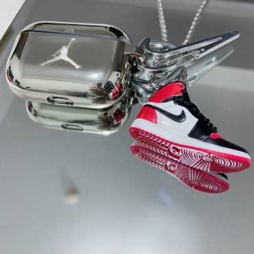 ナイキ 個性デザイン AirPods 3 カバー 光沢のあるメッキ加工 ブランド nike エアーポッズproケース スニーカー飾り付き airpods 2/1収納ケース 創意カナビナ付き 大人気 紛失なし メンズ愛用