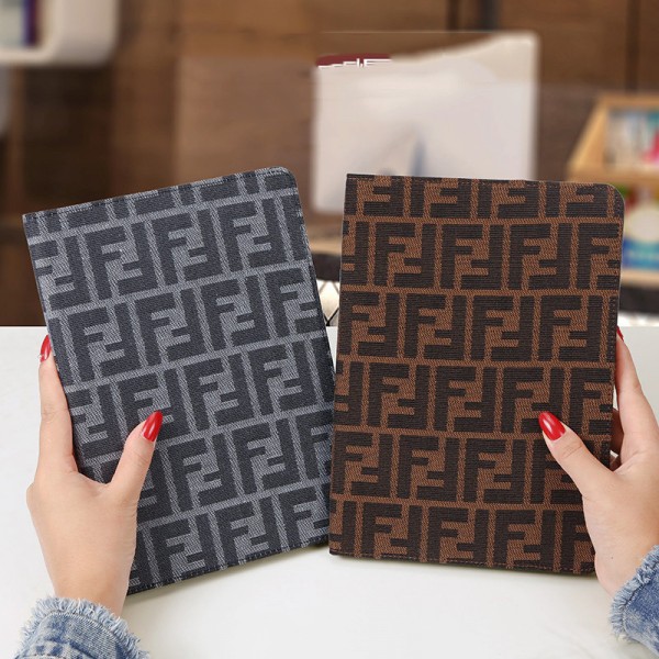 FENDI ブランド IPAD MINI6/5/4世代 手帳型カバー フェンディipad 12.9/11inch（2021/2018/2020）世代ソフトケース耐衝撃 アイパッド air 4/3/2/1ケース ipad pro 9.7/10.5インチ カバー 大人っぽい 経典スタイル ipad 9 2021世代ケース ファッション メンズ 人気 レディース