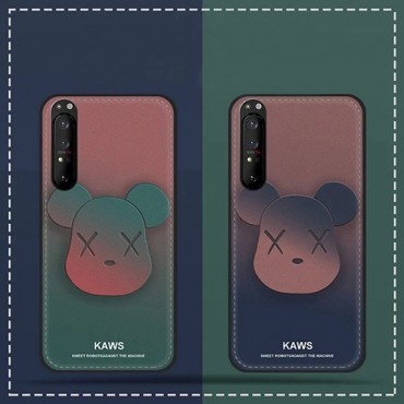 カウズ グラデーション Xperia 5II/1IIスマホケース 個性熊柄 セレブから大人気 潮流 ブランド kaws エクスペリア5ii/1iiフルカバー 上質レザー 耐衝撃 シンプル 流行り メンズ レディース オーダーメイド激安 ハードケース