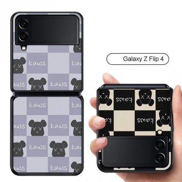 Kaws ギャラクシーZ Flip4ケースブランド 落下防止 カウズ Galaxy z flip3 携帯カバー 個性クマ柄 GALAXY Z FLIP4ケース 耐衝撃 スリム 軽量 放熱性抜群