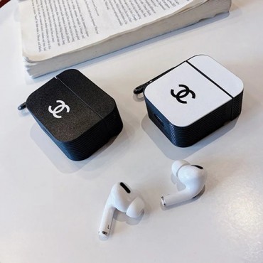 ペア揃いシャネル AirPods1/2/pro 収納ケース 黒白 シンプル 高級ブランド chanel エアーポッズポロ/1/2ケース落下防止 おしゃれ 保護ケース ロゴ付き 贅沢 カナビナ付き かわいい 携帯便利 