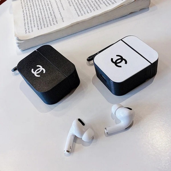 ペア揃いシャネル AirPods1/2/pro 収納ケース 黒白 シンプル 高級ブランド chanel エアーポッズポロ/1/2ケース落下防止 おしゃれ 保護ケース ロゴ付き 贅沢 カナビナ付き かわいい 携帯便利 